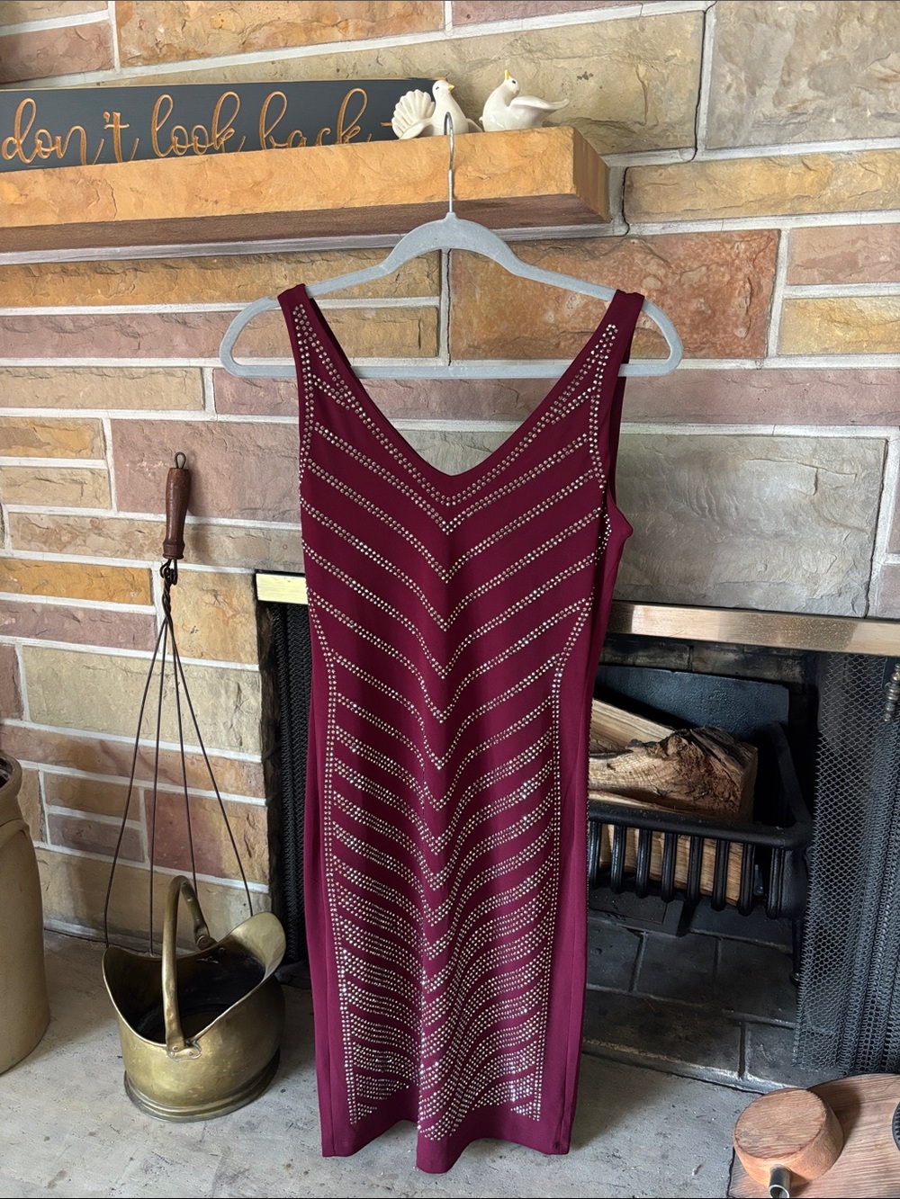 NWT Carmen Marc Valvo Sleeveless Burgundy Studded V-Neck Women’s Dress size S